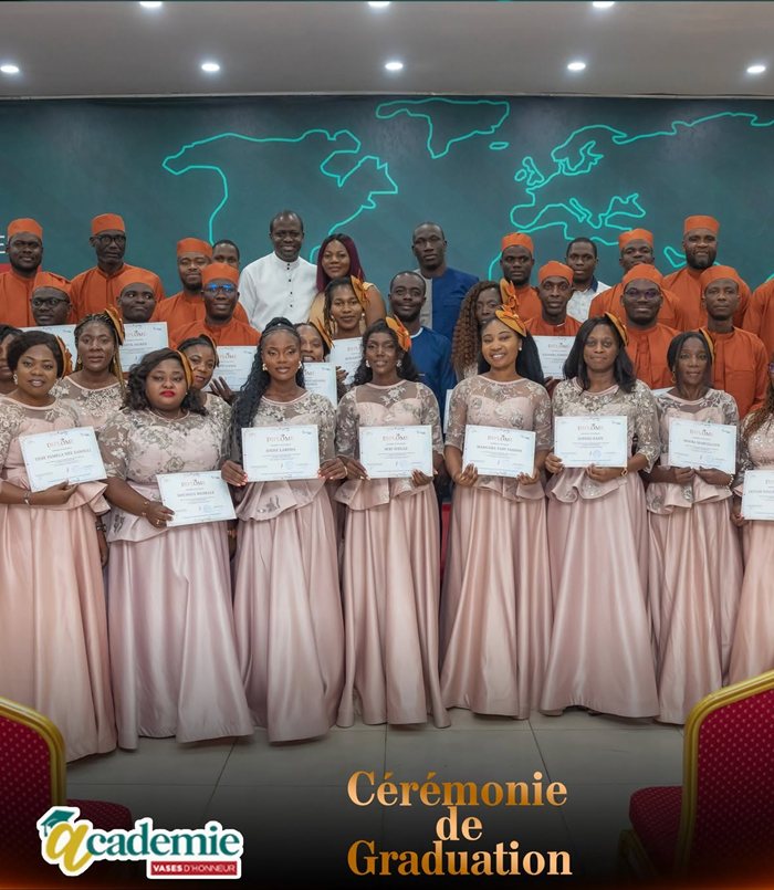 La promotion au complet, diplôme en main