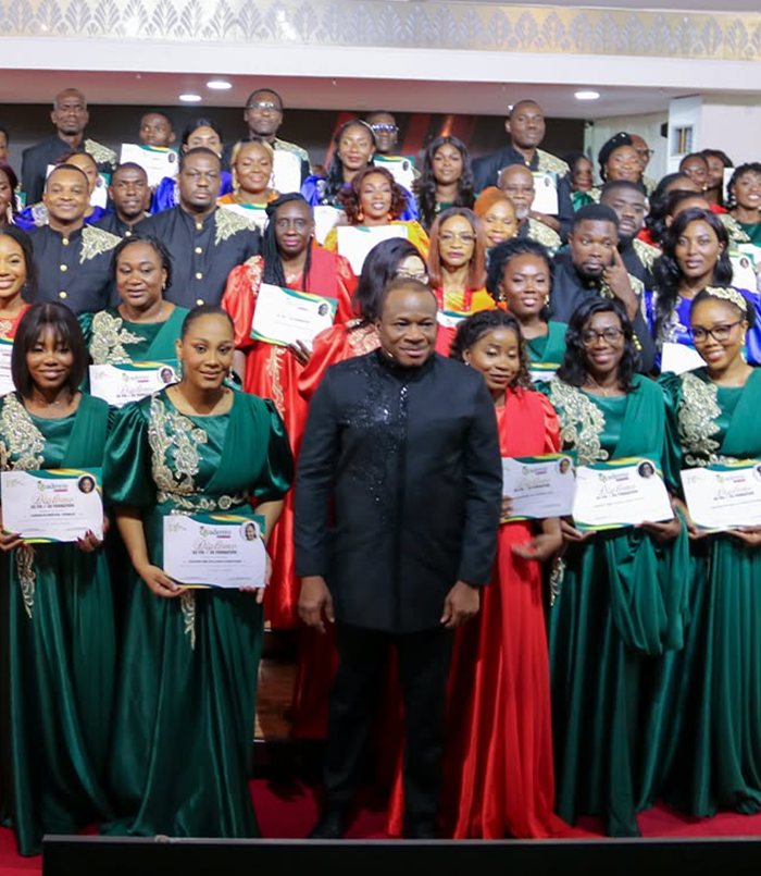 Photo de groupe de la promotion avec le pasteur