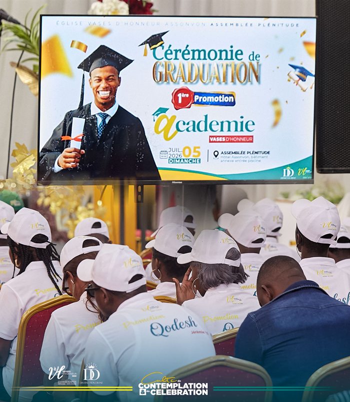 Le public de la cérémonie face à l’écran de la graduation