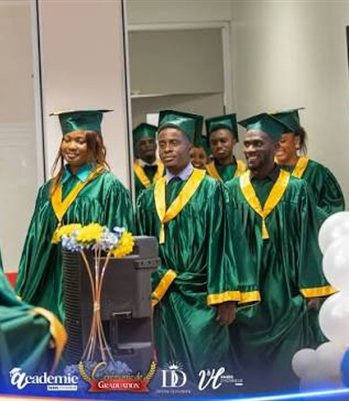 Des diplômés en toge attendent de recevoir leur diplôme